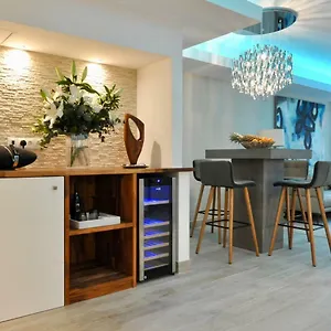 luxury-apartment-in-la-isla-puerto-banus.1costadelsol.com/